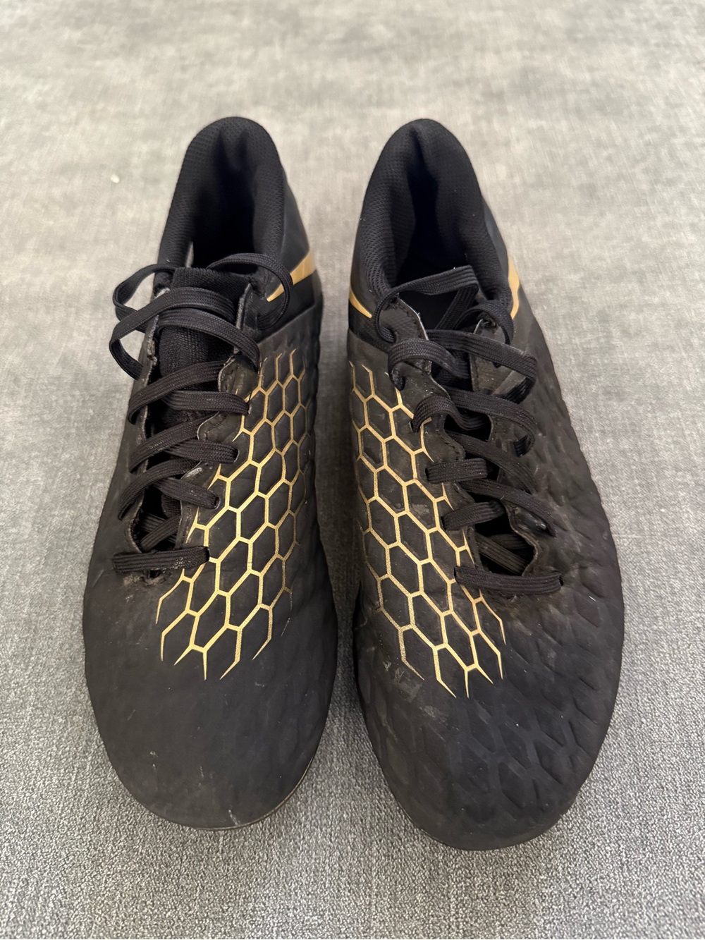 Nike Hypervenom Black and Gold Athletic Soccer Shoes (men's sz 6.5, women's 8)